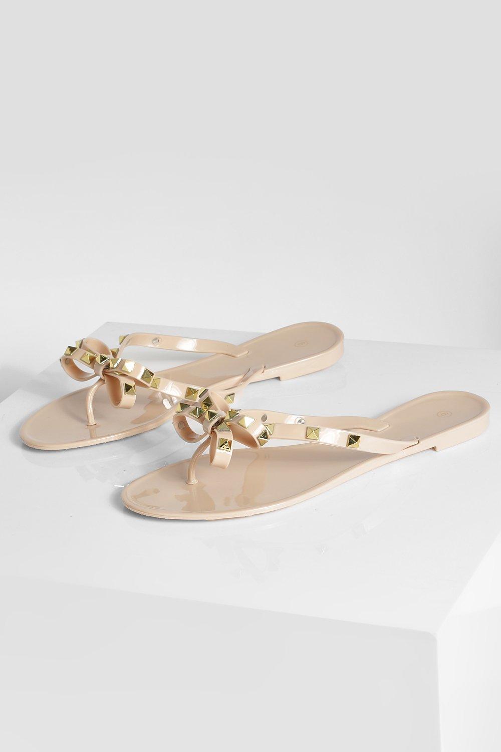 https://media.boohoo.com/i/boohoo/fzz40285_nude_xl_2/female-nude-wide-width-studded-bow-jelly-flip-flop