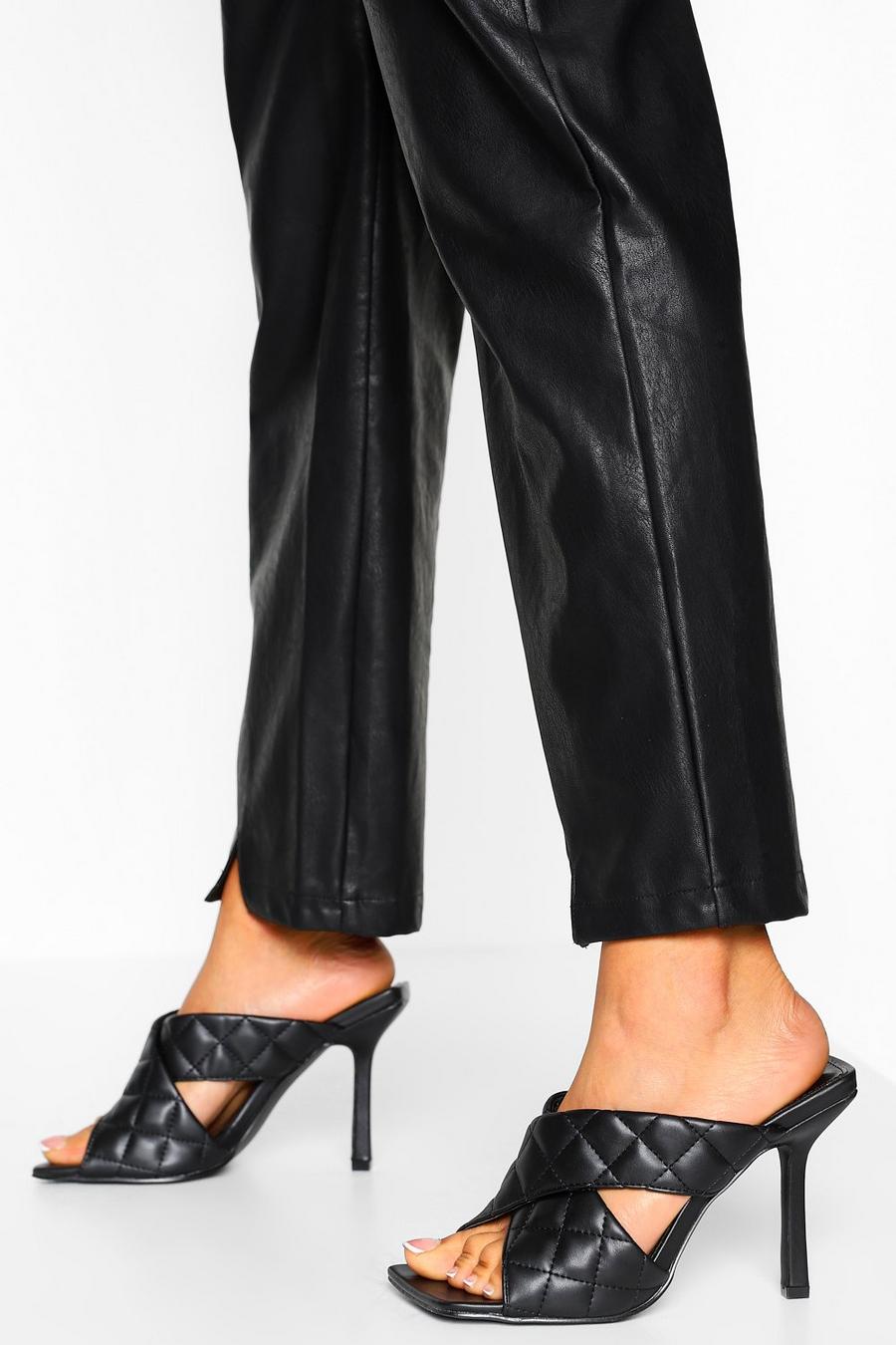 שחור נעלי מיול עם רצועות צולבות בדוגמת קווילט לרגל רחבה image number 1