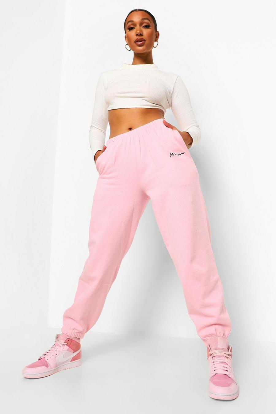 ורוד בהיר pink מכנסי ריצה אוברסייז עם כיתוב Woman רקום image number 1