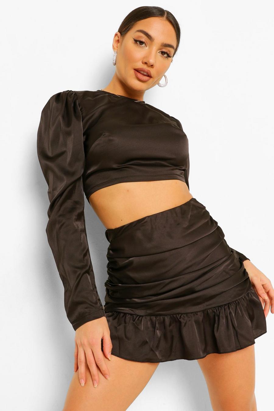 Conjunto de minifalda con volante fruncido y blusa de satén, Negro image number 1