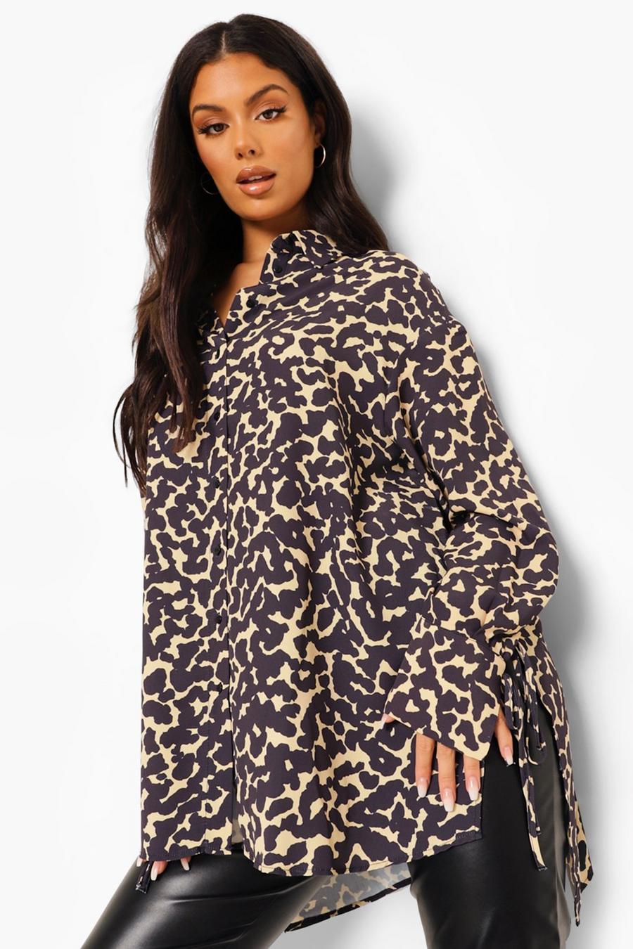 Camisa oversize con abertura lateral y estampado de leopardo, Moca beige