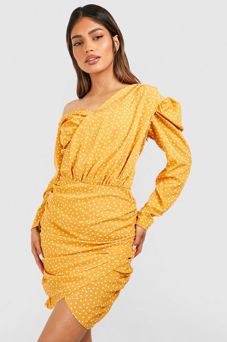 Mustard Prickig klänning med asymmetrisk skärning och veckade detaljer