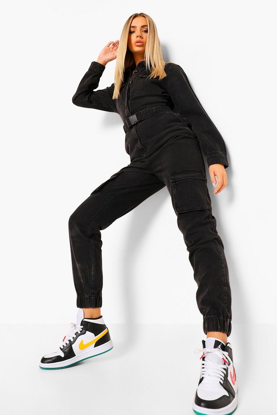 Black Jumpsuit i denim med utilitydetaljer och bälte image number 1