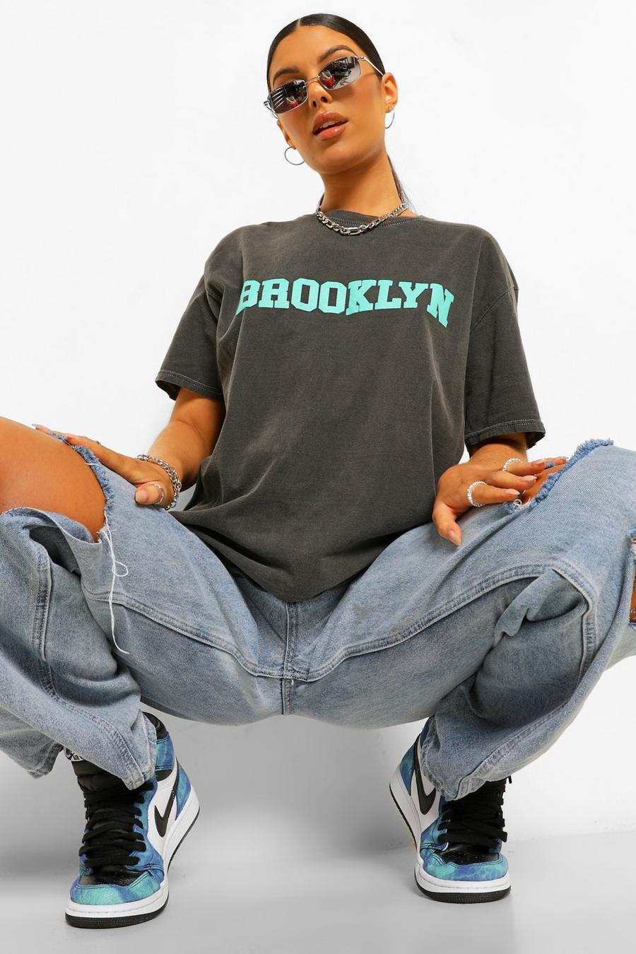 Black "Brooklyn" T-shirt med tvättad effekt och tryck image number 1