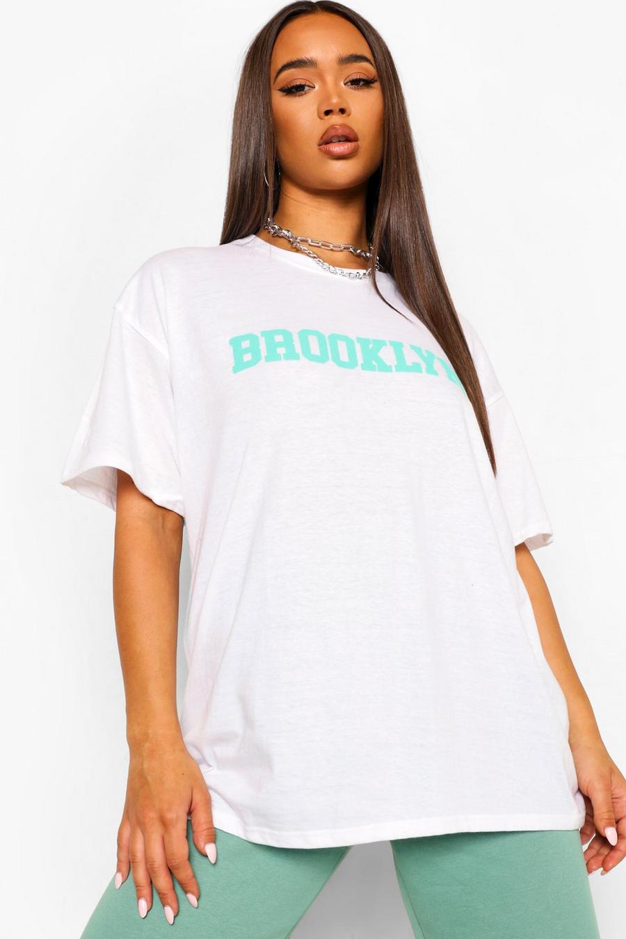 White "Brooklyn" T-shirt med tvättad effekt och tryck image number 1