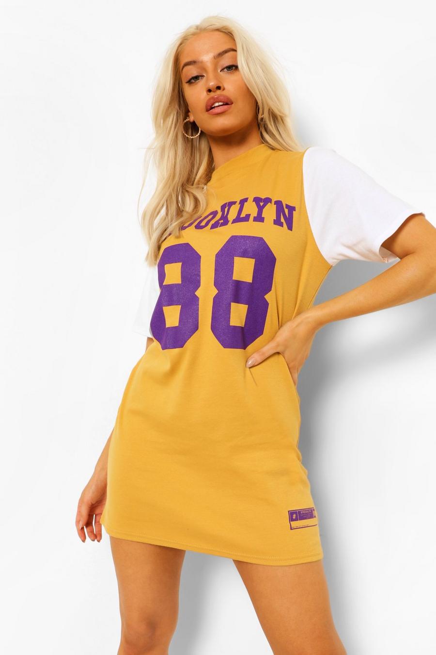 T-Shirt-Kleid mit „Brooklyn Basketball“-Motiv, Senfgelb image number 1