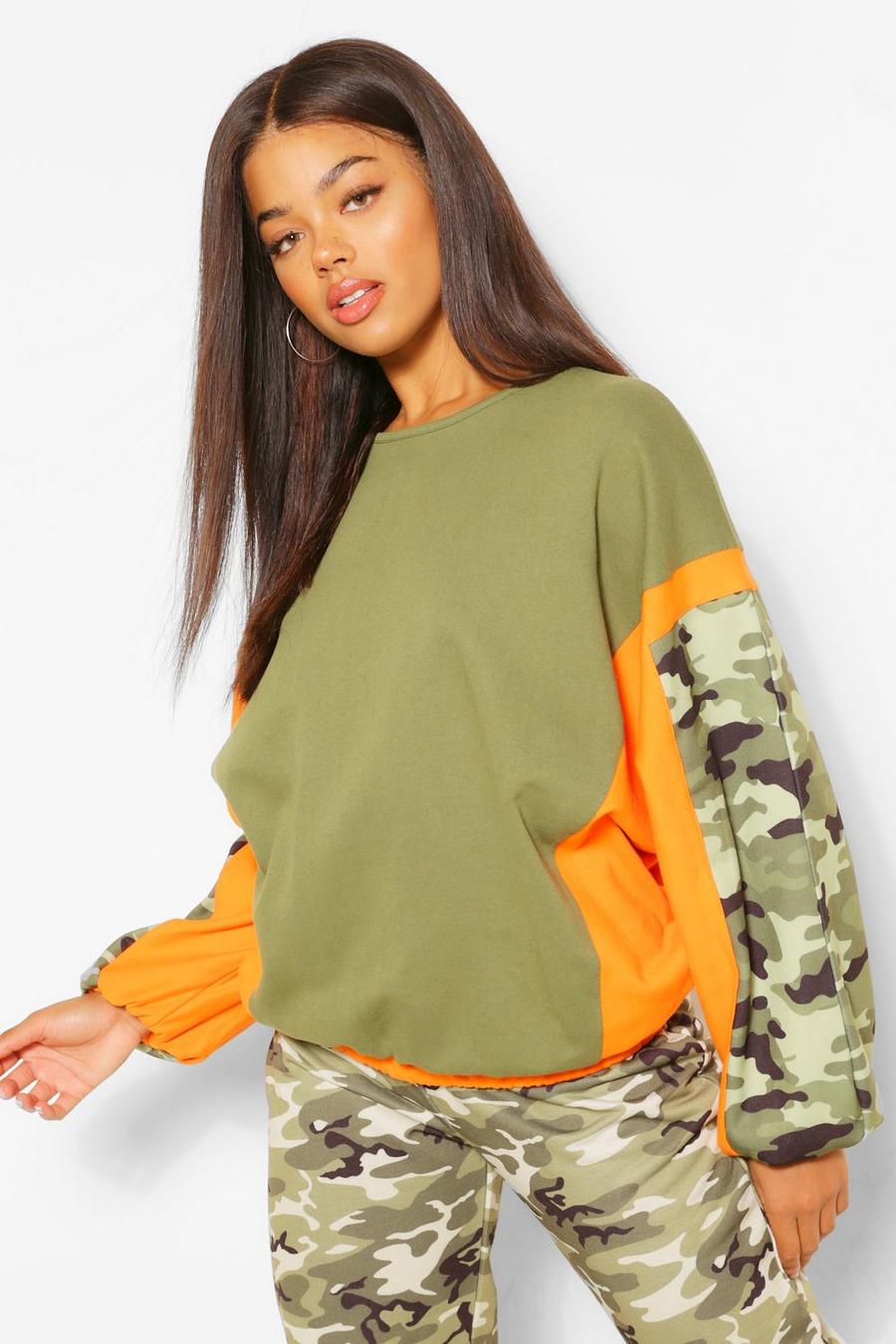 Sweatshirt med kamouflagemönster och blockfärger image number 1
