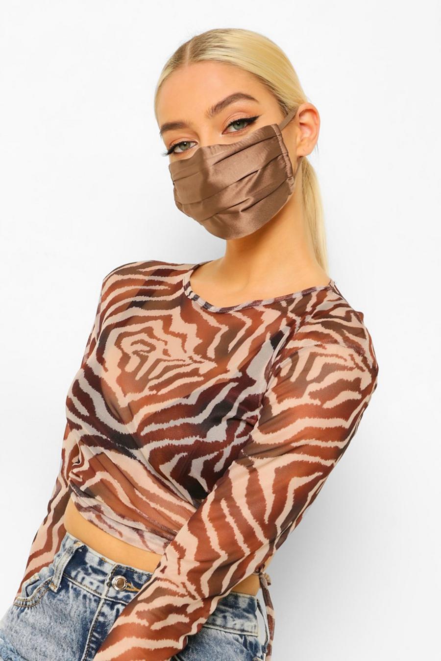 Plissierte Fashion-Gesichtsmaske aus Satin , Karamell image number 1
