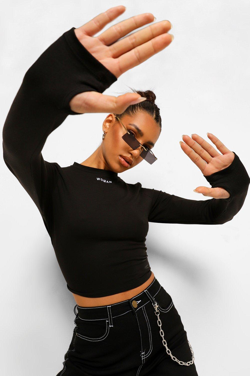 https://media.boohoo.com/i/boohoo/fzz49594_black_xl_3/female-woman-thumb-hole-crop-top