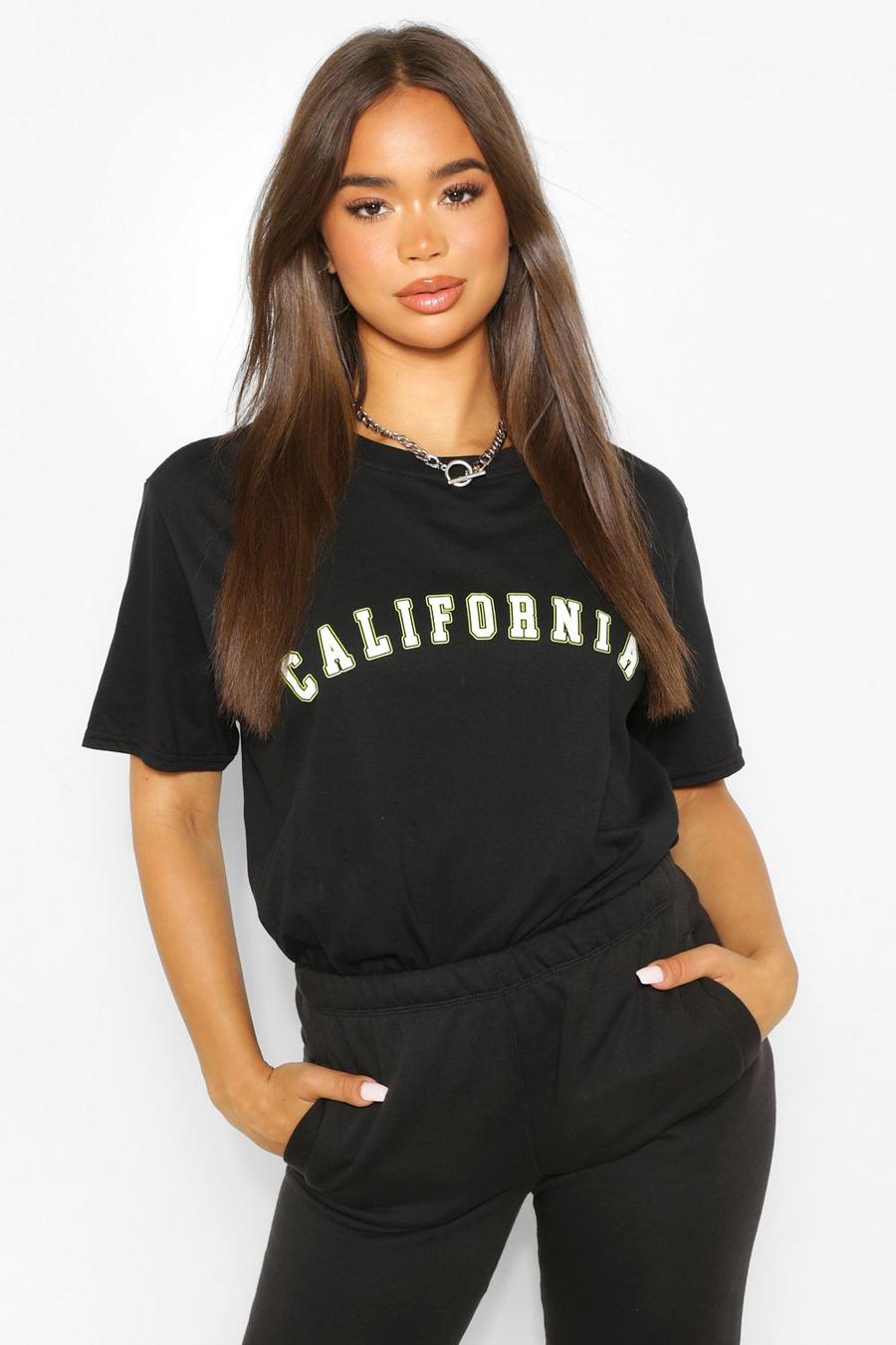 Black "California" T-shirt med collegeinspirerad slogan image number 1
