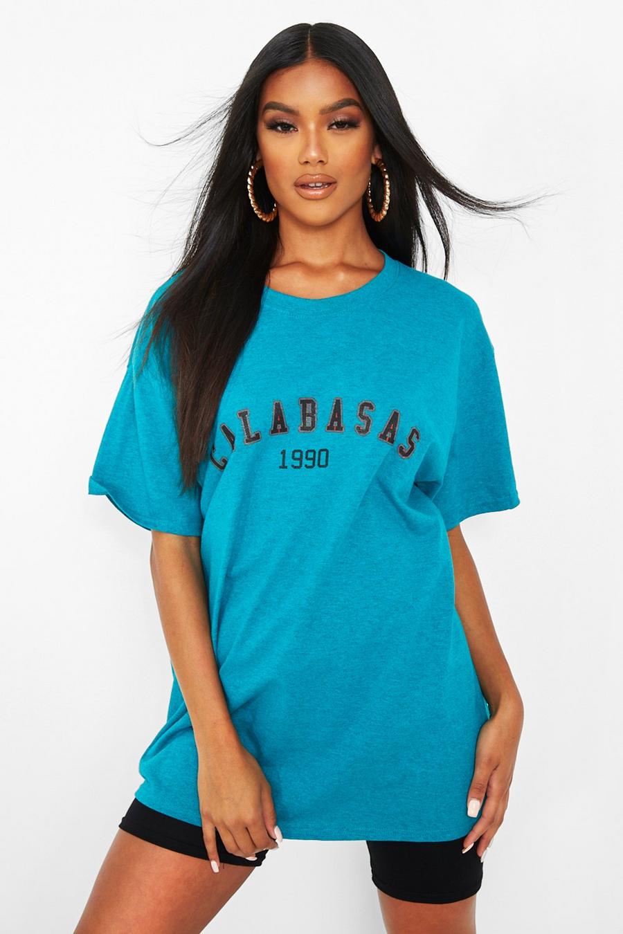 Teal "Calabasas 1990" T-shirt med slogan i collegestil image number 1