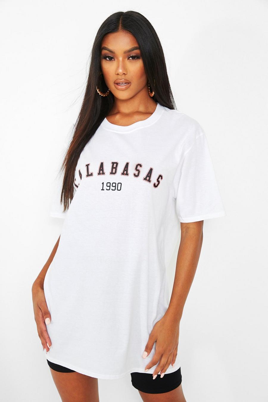 White "Calabasas 1990" T-shirt med slogan i collegestil image number 1