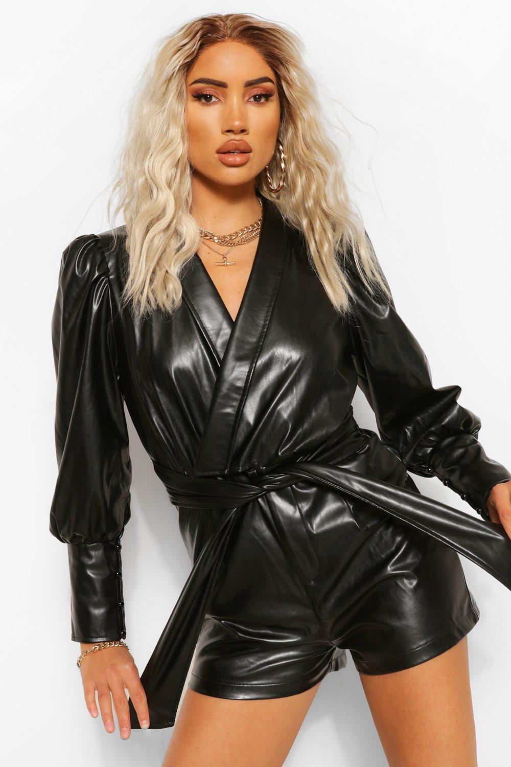 Wickel Playsuit aus PU Kunstleder mit Gurtel boohoo DE
