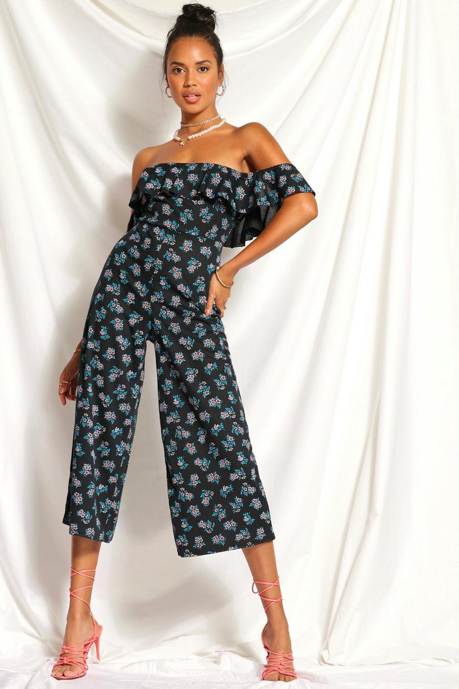 Culottes-Jumpsuit mit gerüschter Schulter und Streublumenmuster, Schwarz image number 1