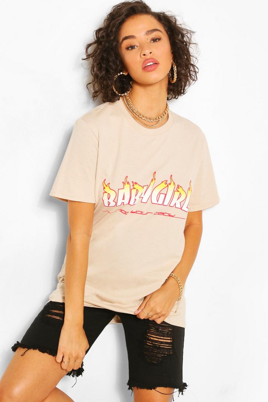 Sand "Babygirl" T-shirt med text och eldsflammor image number 1