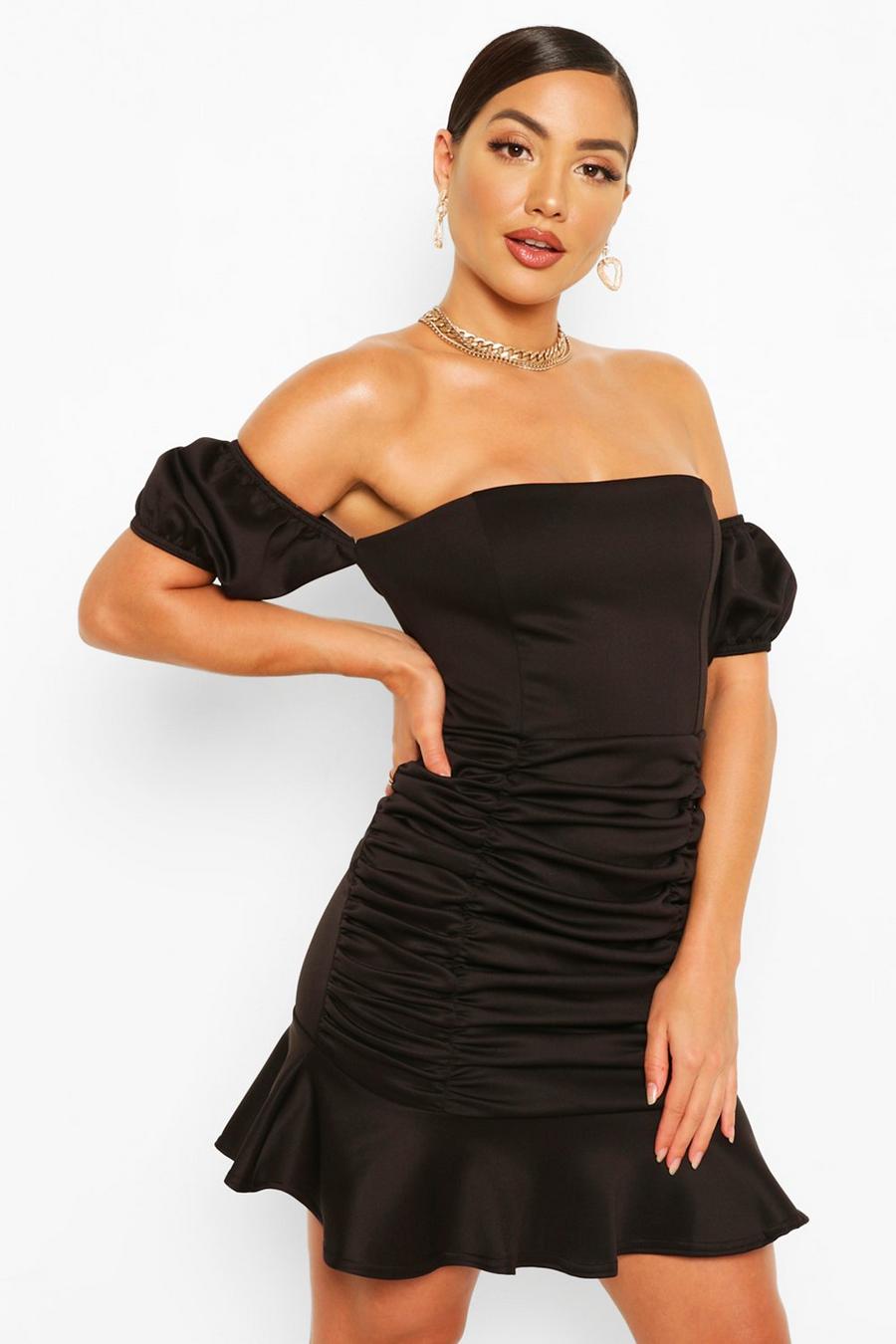 שחור שמלת מיני קפלים עם מכפלת מסולסלת וכתפיים חשופות image number 1
