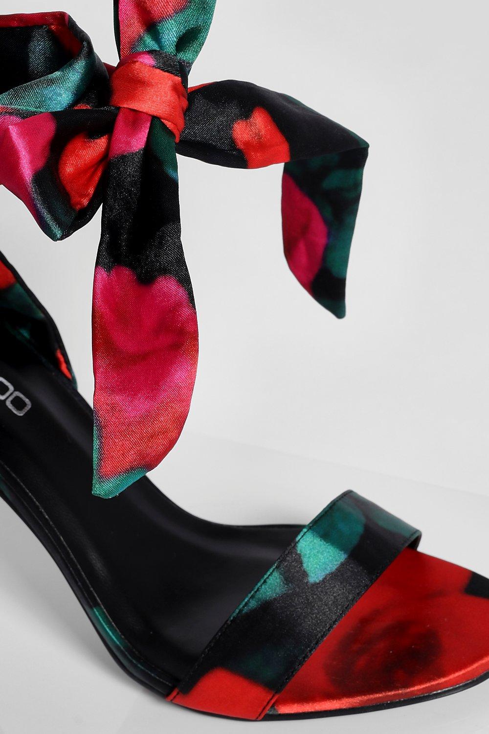 Talons aiguilles en deux parties a brides croisees et imprime fleuri