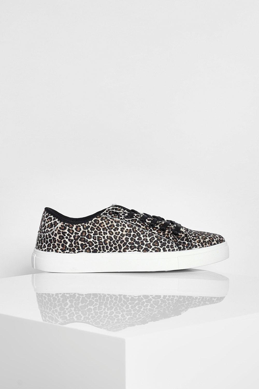 Schlichte flache Sneaker mit Leopardenmuster boohoo DE