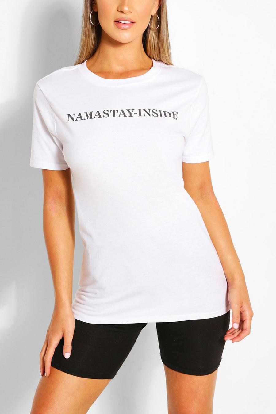 White "Namastay Inside" T-shirt med slogan image number 1