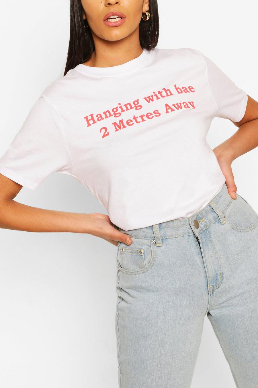 "Hanging With Bae 1 Metre Away" T-shirt med slogan image number 1