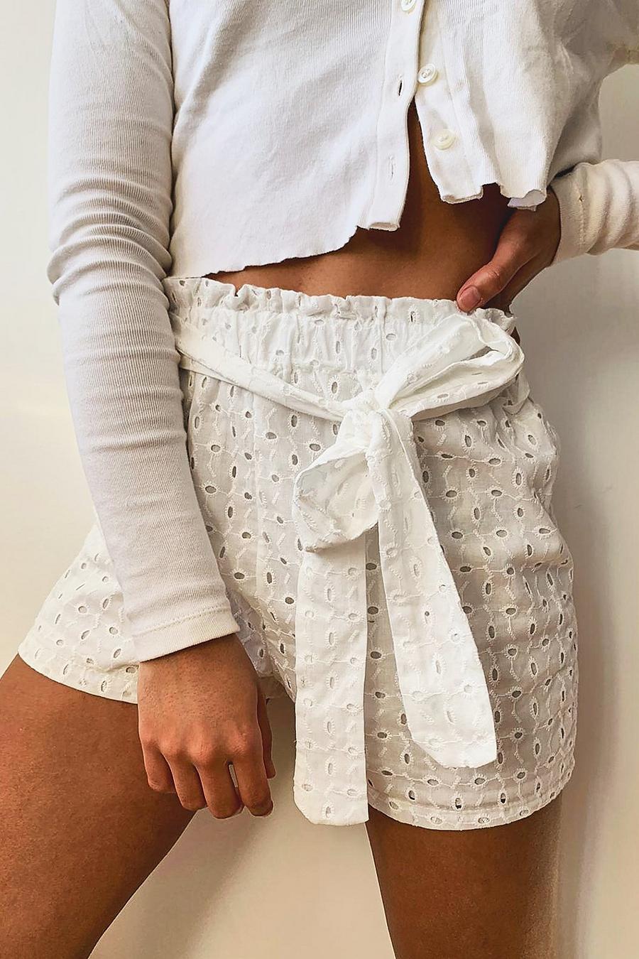 Wit Broderie Anglaise Shorts Met Ceintuur image number 1