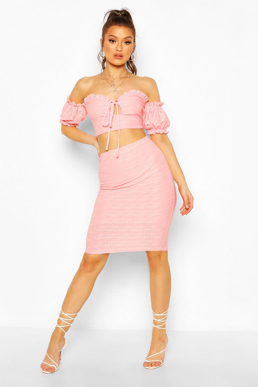 Conjunto de top corto estilo Bardot con bordado inglés y falda midi, Coral image number 1