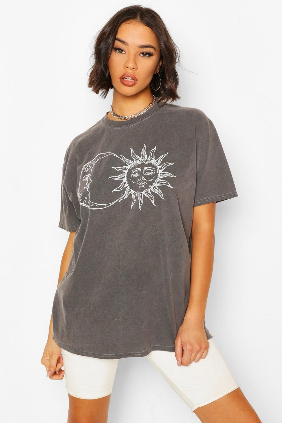 Grey T-shirt med sol och måne och tvättad effekt image number 1