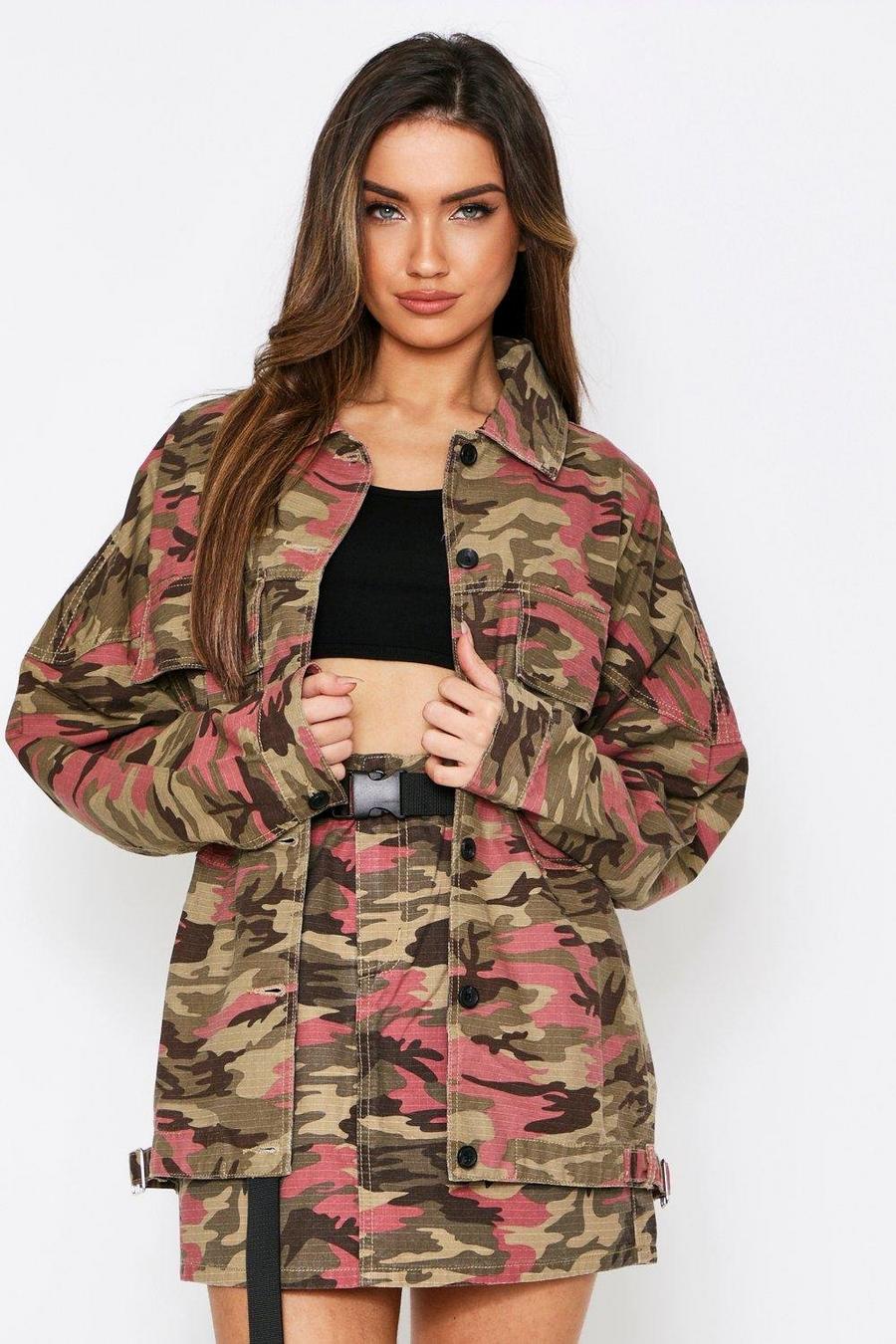 Jacke in Übergröße mit Schnalle und Camouflage-Print image number 1
