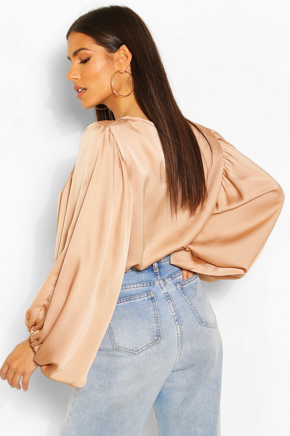 Blusa de satén con manga ancha cuello redondo | boohoo