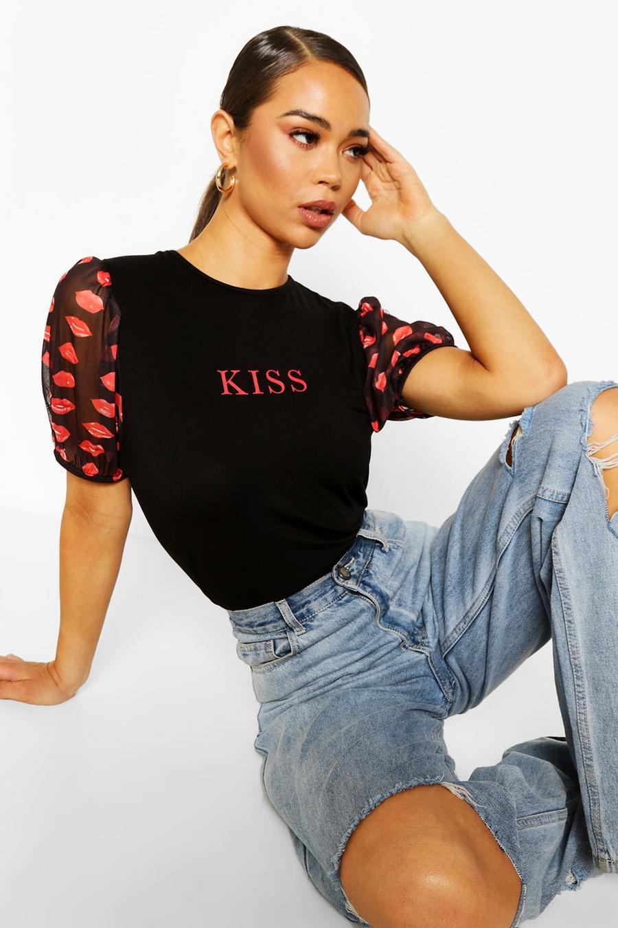 T-Shirt mit Kiss-Slogan, Lippenmotiv und Ärmeln aus Netzstoff image number 1