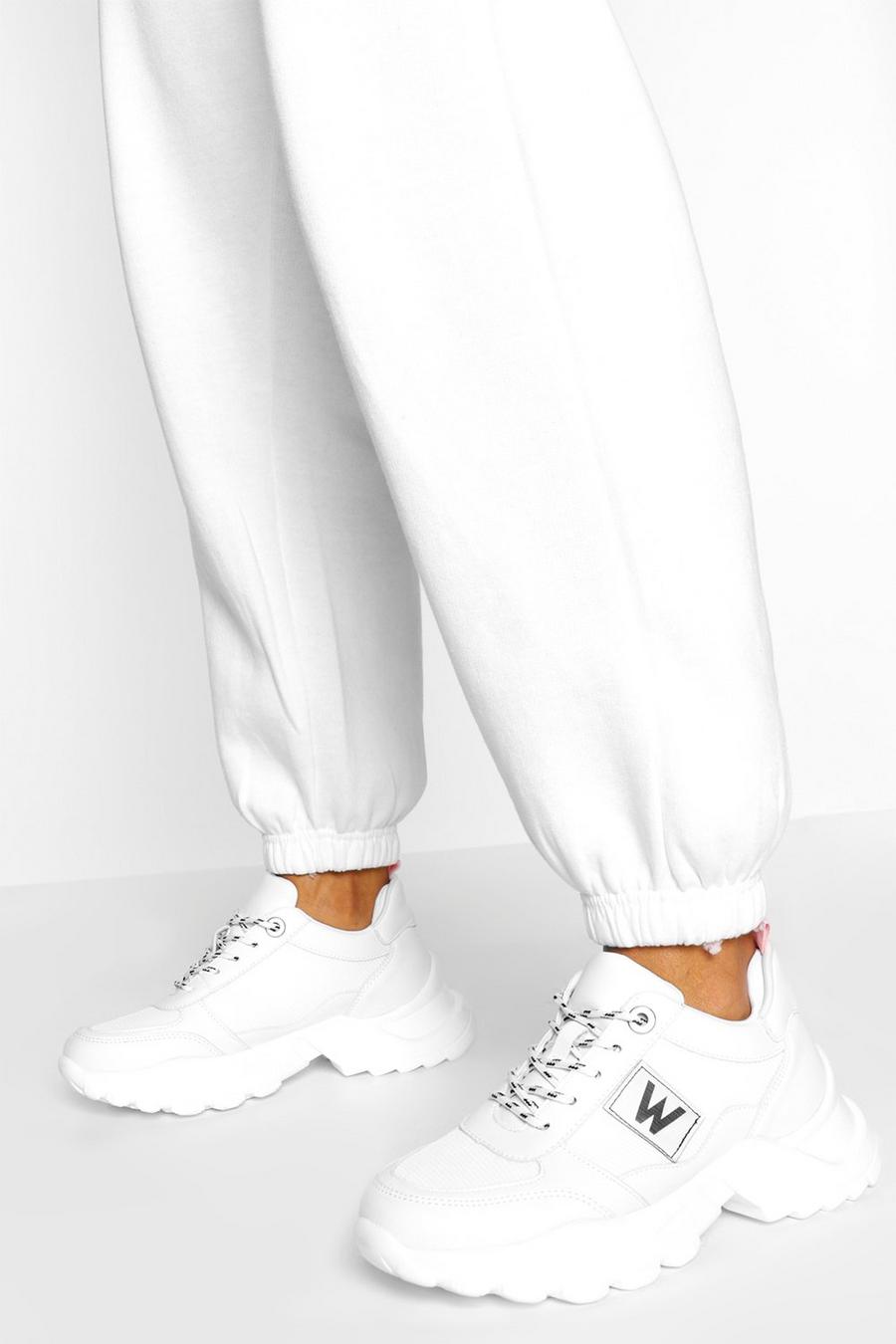 נעלי ספורט עבות עם סוליה מחורצת בעיטור תגית image number 1