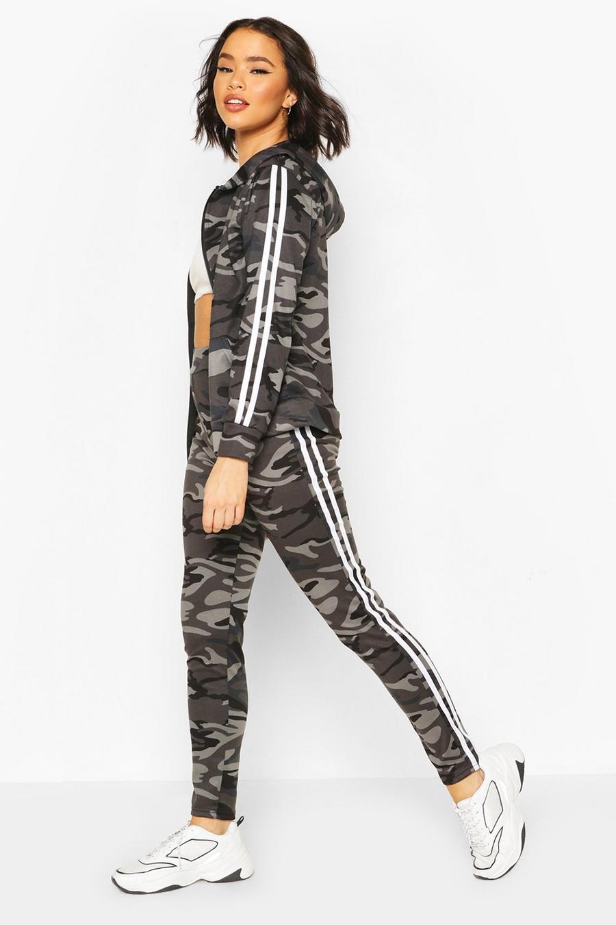 Ensemble jogging camouflage à bandes latérales avec top à capuche image number 1