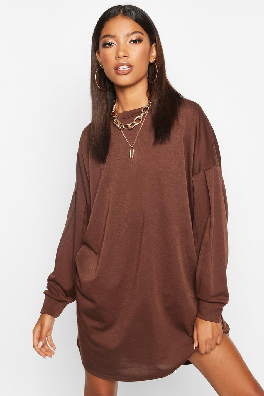 Chocolate Sweatshirtklänning med låg axelsöm och veck image number 1