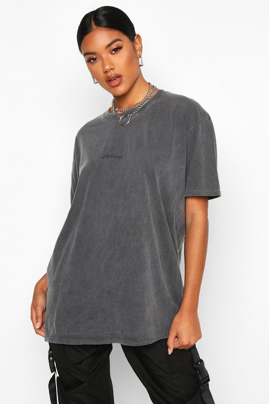 "Woman" Oversize t-shirt med tvättad effekt och liten slogan image number 1