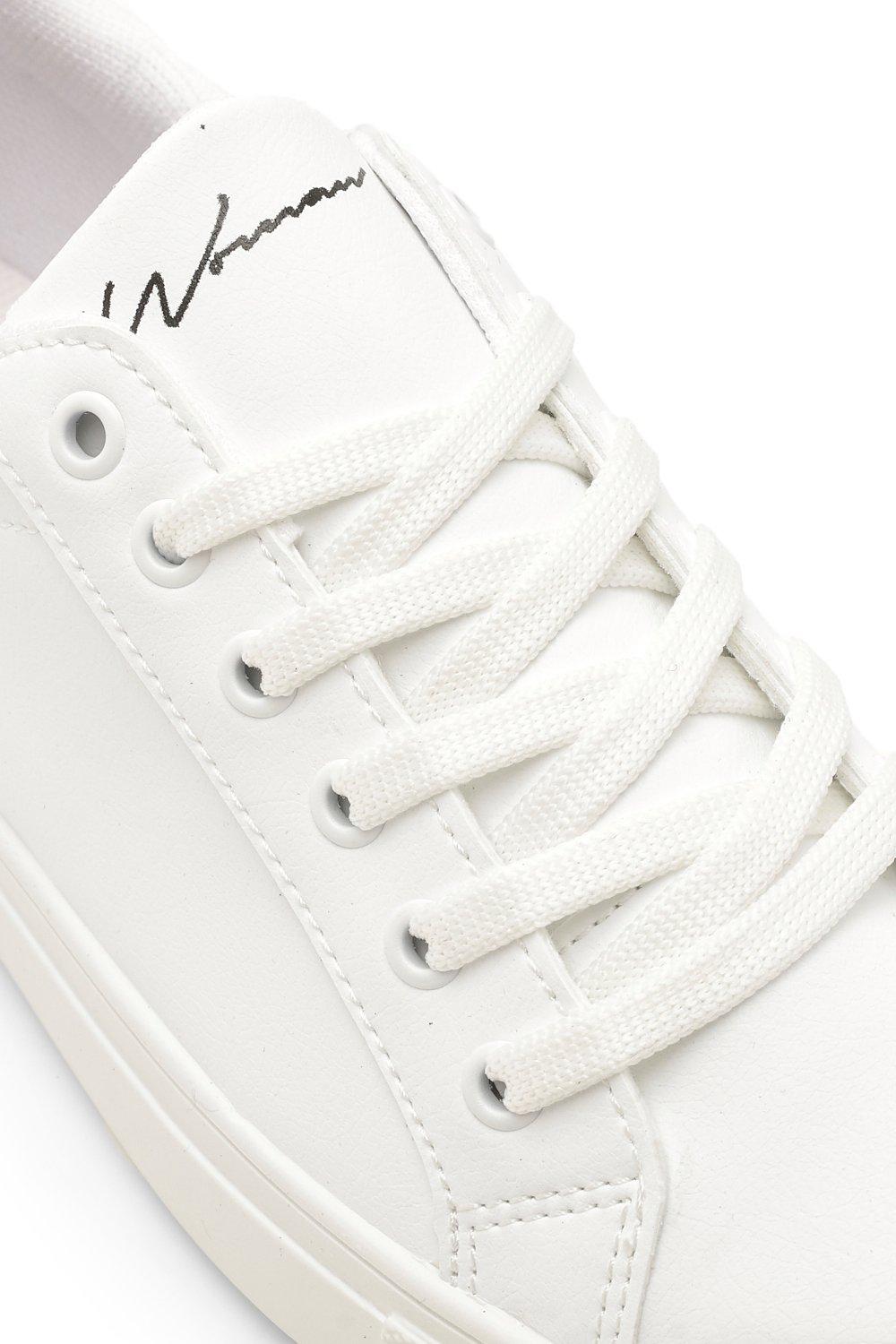 white flat tennis shoes