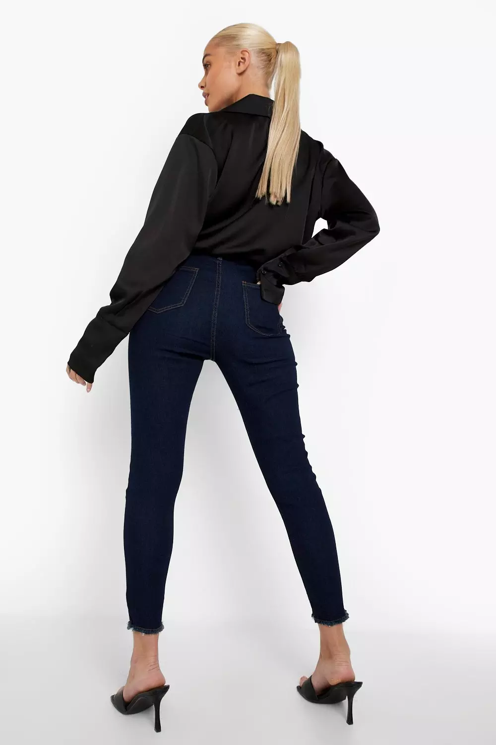Dark blue جينز ضيق سادة بوسط عالي بأطراف بأهداب صورة بديلة