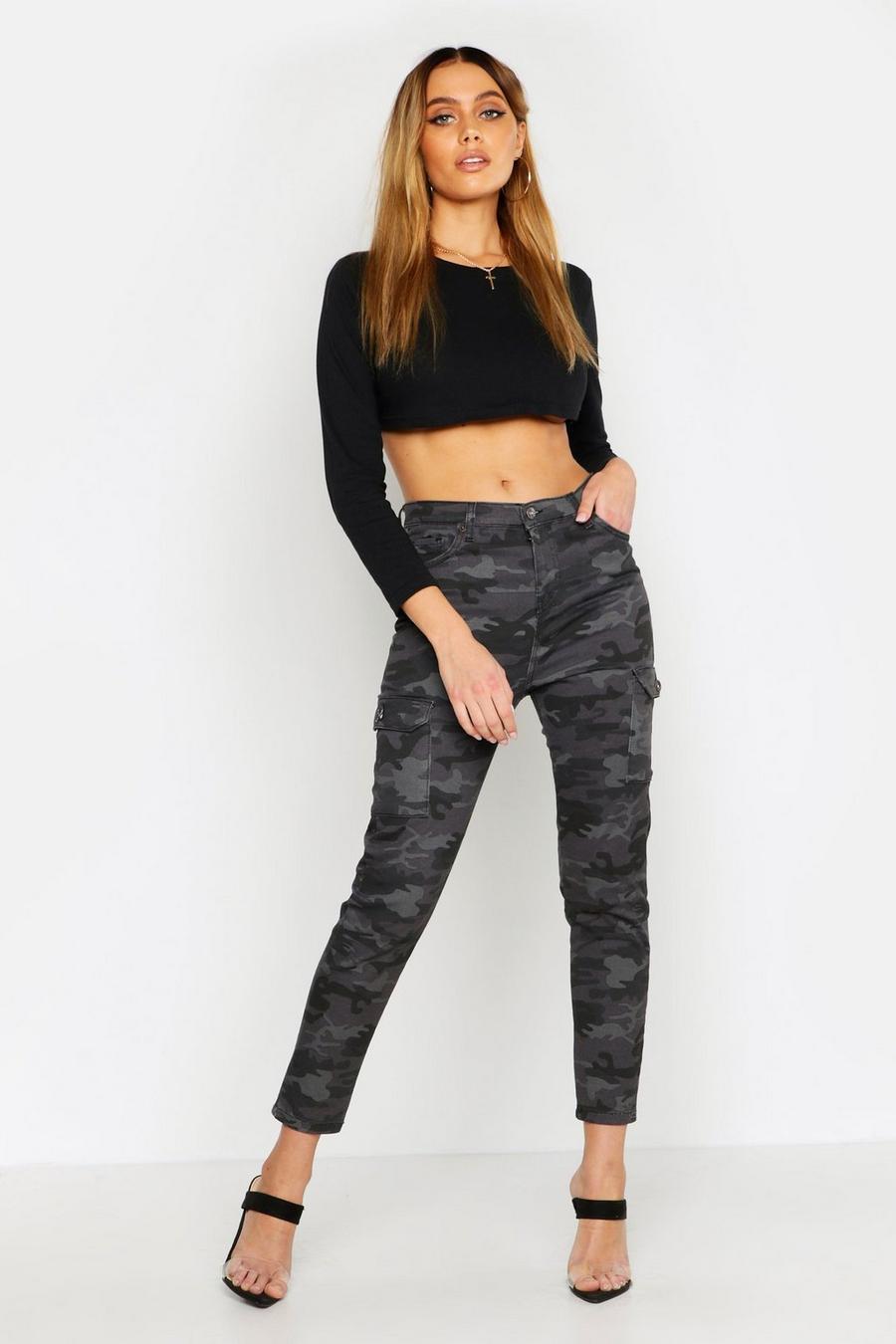 Skinny Jeans mit Camouflage-Print auf der Tasche image number 1
