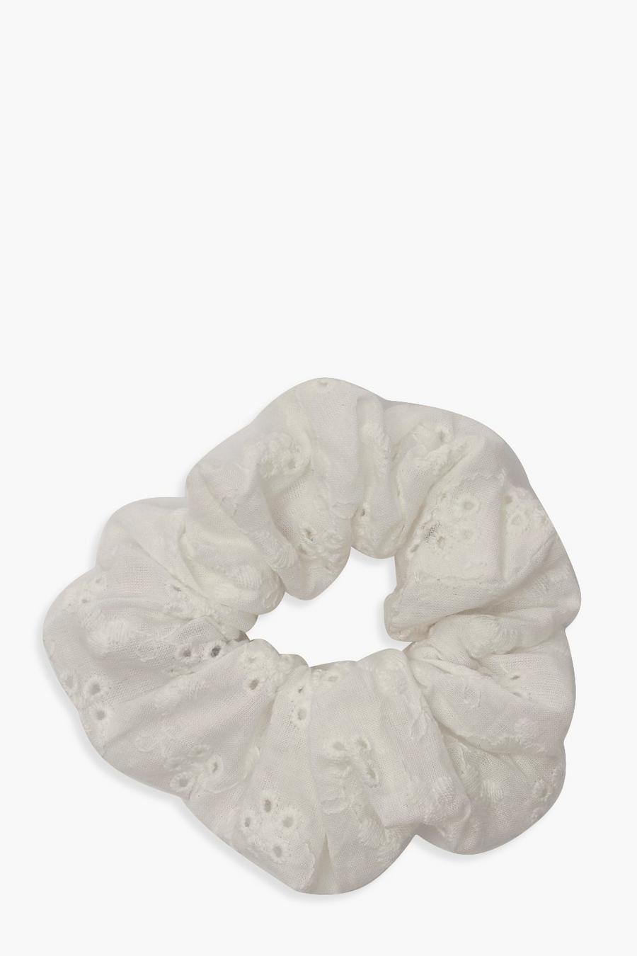 Scrunchie med broderie anglaise image number 1