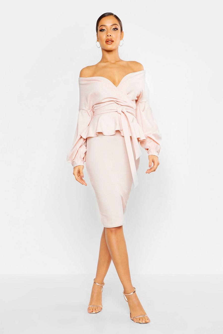 Blush rosa Midiklänning i omlottmodell med bara axlar och peplum