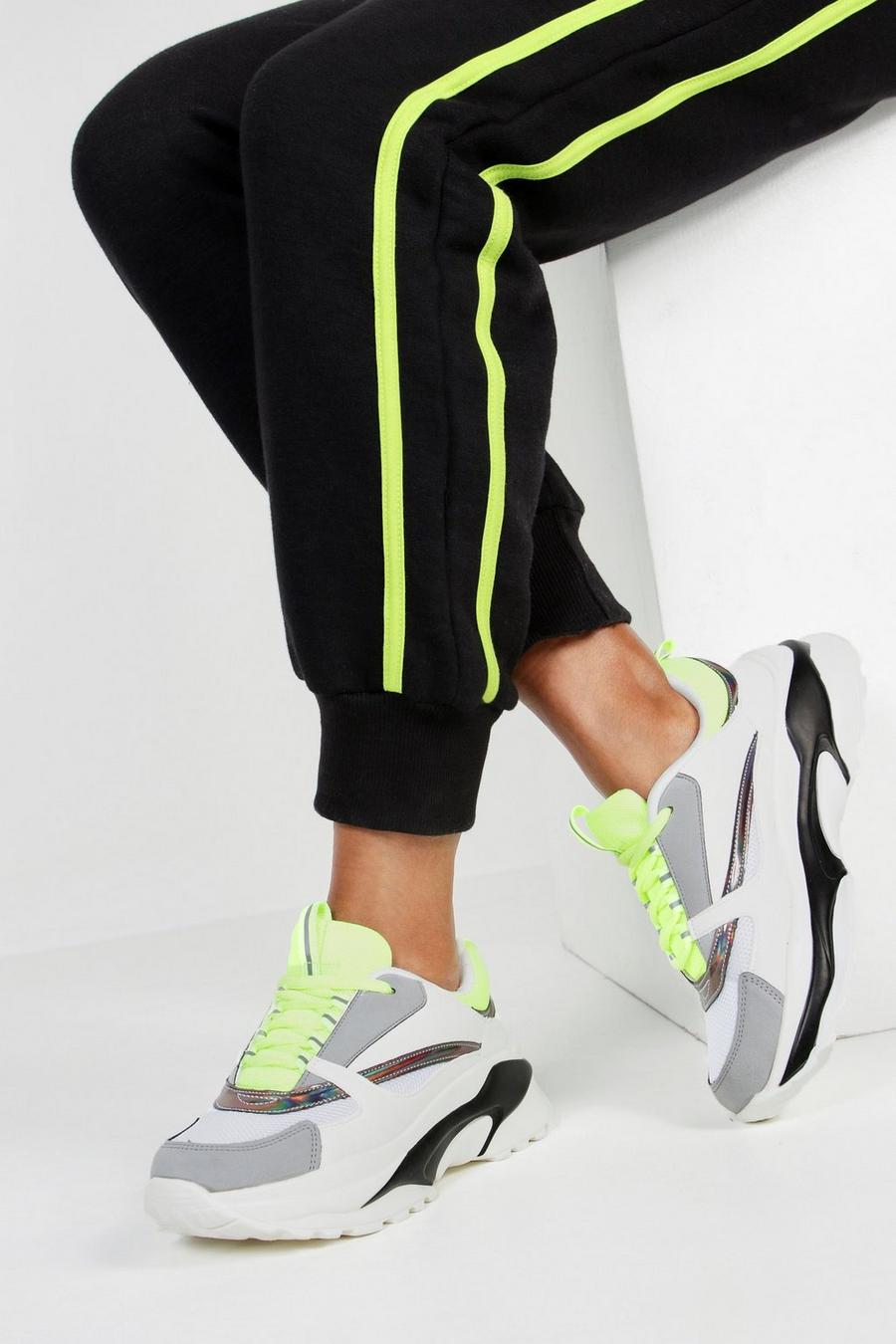 Sport-Sneaker mit grober Sohle und neonfarbenem Einsatz image number 1