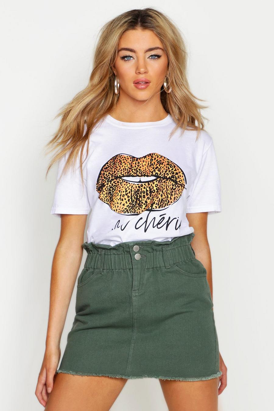 T-Shirt mit Lippen-Print mit Leopardenmuster und französischem Slogan, Weiß image number 1
