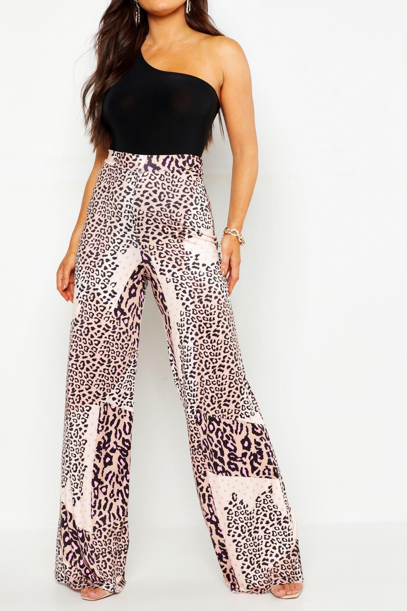 High Waist Hose Aus Glanzendem Jersey Mit Leopardenmuster Und Weitem Bein Boohoo