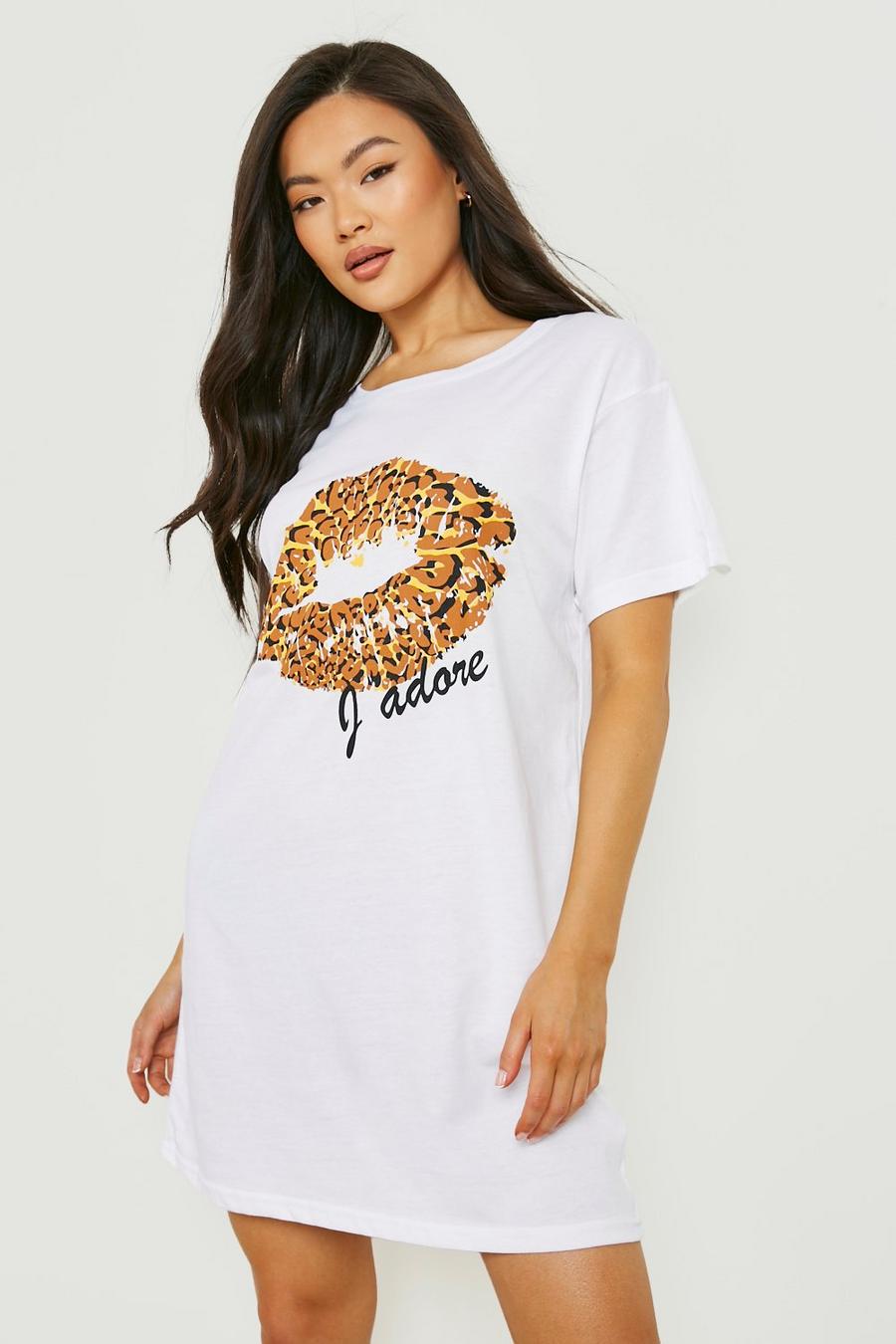 White T-shirtklänning med leopardmönstrat läppmotiv image number 1