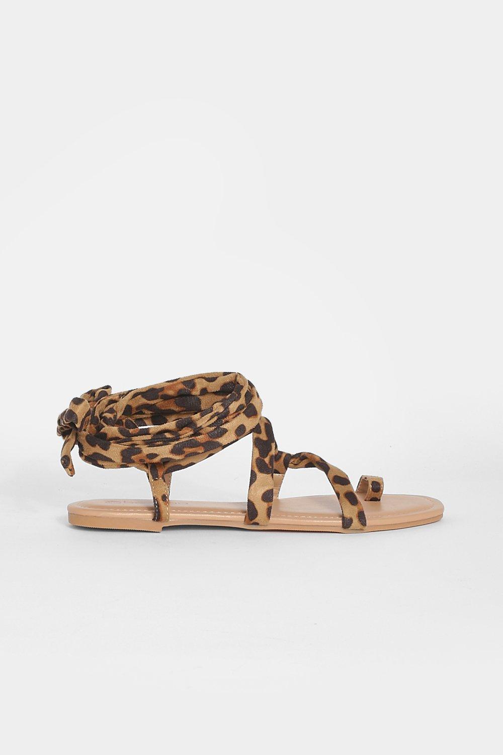 Sandalias con cinta sobre el dedo y estampado de leopardo