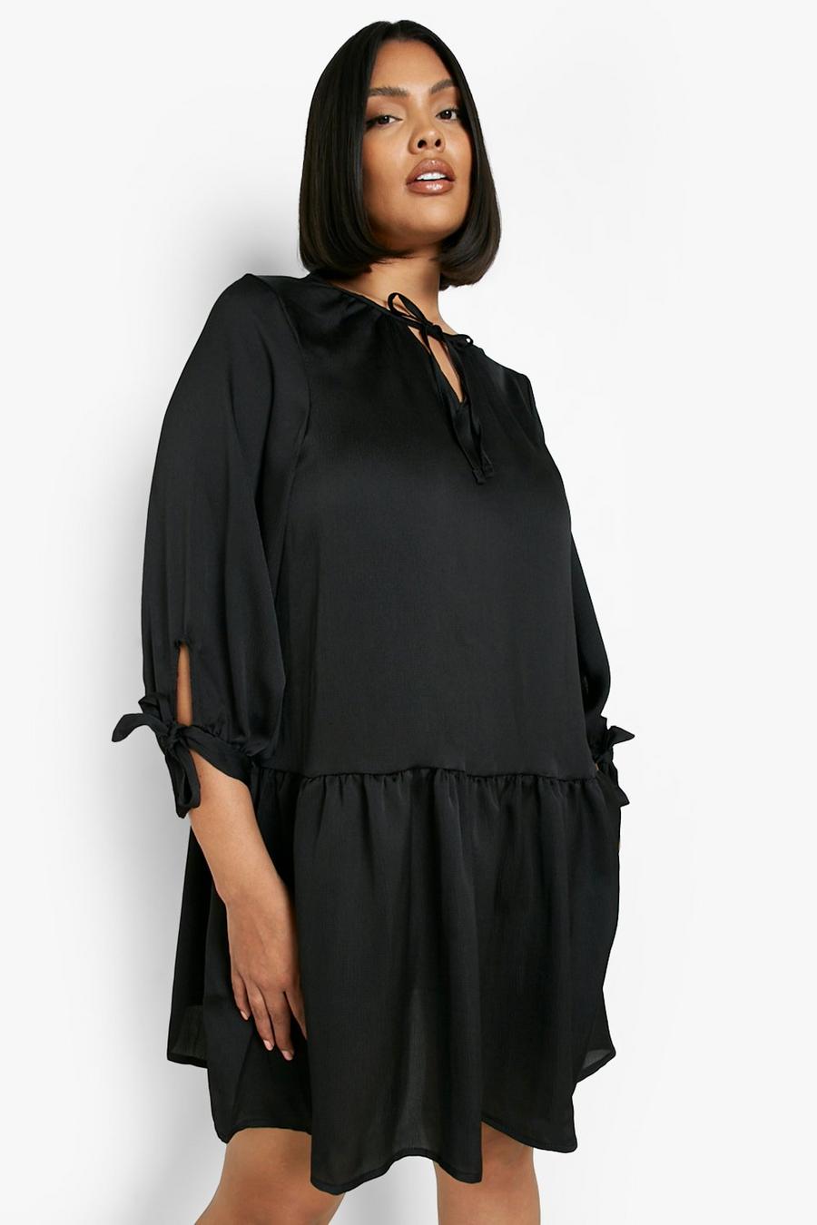 Grande taille - Robe satinée et texturée à smocks et lacets, Black image number 1