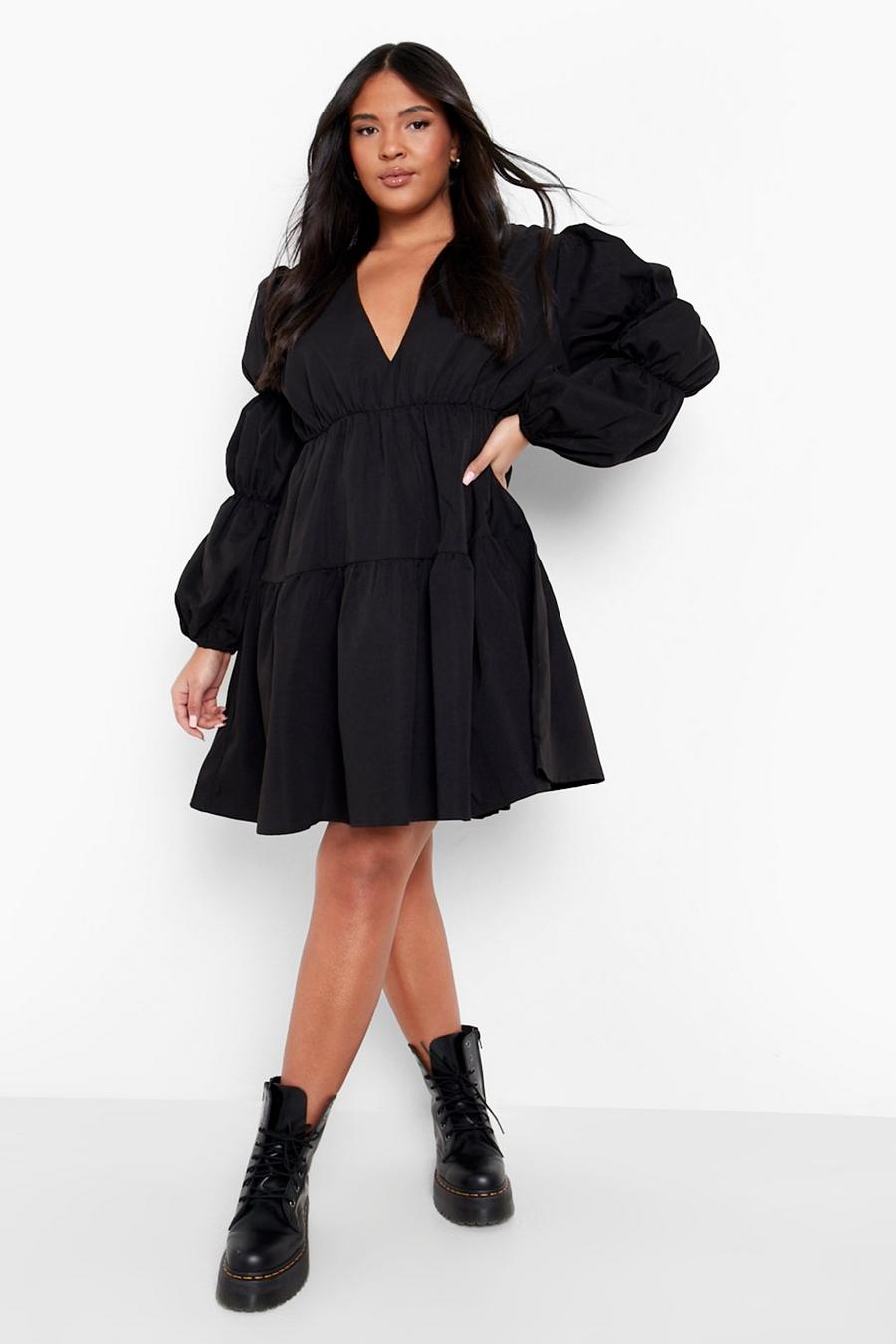 Vestido Plus holgado escalonado de tela con escote de pico, Black nero image number 1