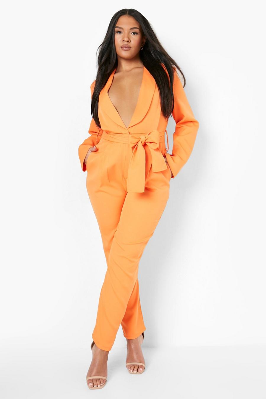 Orange Plus Jumpsuit i kostymstil med låg urringning och knytskärp image number 1