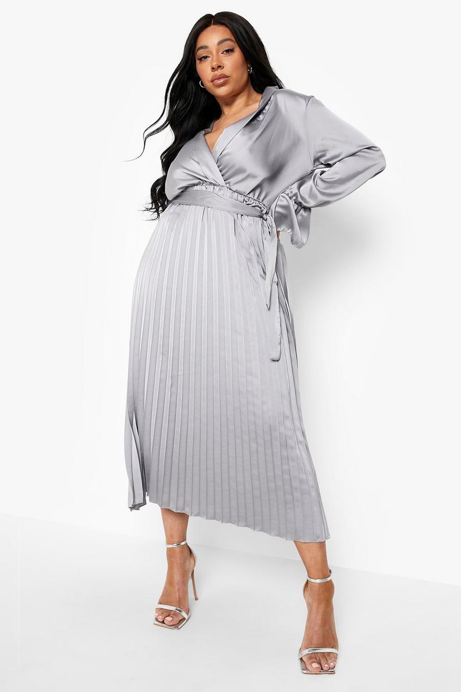 Grey Plus - Plisserad omlottklänning i satin med utsvängd ärm