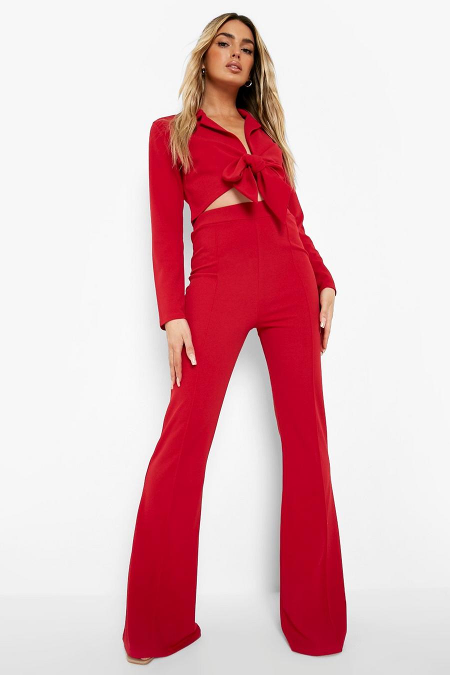 אדום rojo חליפת בלייזר קרופ עם קשר בחזית ומכנסיים מתרחבים
