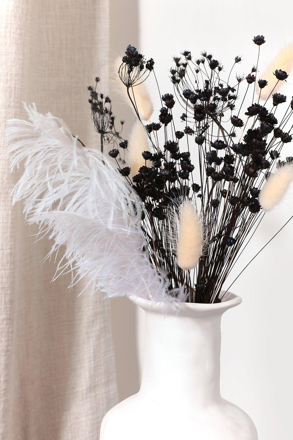 Bouquet di fiori essiccati bianchi e neri